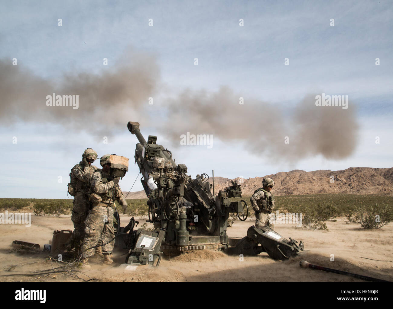 FORT IRWIN, Californie - Les soldats de l'armée américaine, attribué à Charlie Troop, 2e Bataillon, 11e Régiment d'artillerie, engager des cibles ennemies et tourner un obusier M777 au cours de l'action décisive 14-07 Rotation au Centre National d'entraînement, le 18 mai 2014. L'obusier remorqué est une arme qui peut tirer des missiles multiples efficacement jusqu'à 25 kilomètres. (U.S. Photo de l'armée par le Sgt. Richard W. Jones Jr., Operations Group, Centre National de Formation) s'engager rapidement des soldats ennemis avec des M777 140518-A-QU939-155 Banque D'Images