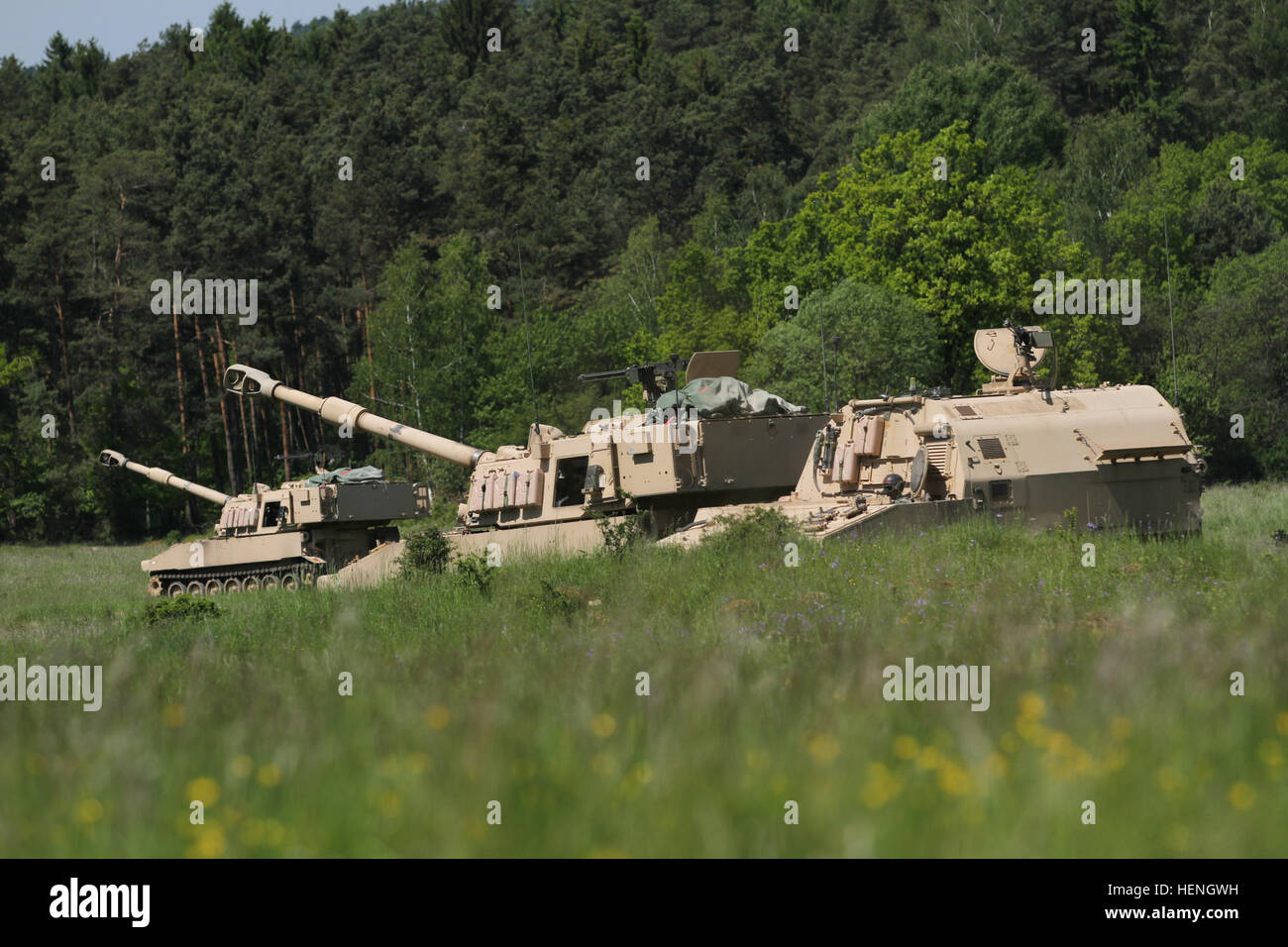 Des soldats d'une batterie, 1er Bataillon, 82e Régiment d'artillerie, 1e Brigade Combat Team, 1re Division de cavalerie de procéder à des manœuvres avec leurs Paladins et d'artillerie de véhicules d'approvisionnement en munitions à Hohenfels espace de formation pendant les résoudre II. 1-82 FA dans le domaine 140521-A-SJ786-004 Banque D'Images