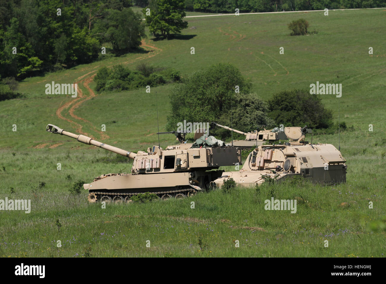 Des soldats d'une batterie, 1er Bataillon, 82e Régiment d'artillerie, 1e Brigade Combat Team, 1re Division de cavalerie de procéder à des manœuvres avec leurs Paladins et d'artillerie de véhicules d'approvisionnement en munitions à Hohenfels espace de formation pendant les résoudre II. 1-82 dans le domaine 140521-A-SJ786-005 Banque D'Images