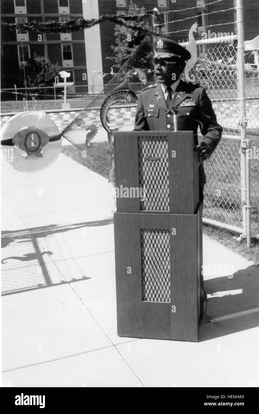 Then-Col. Harvey D. Williams assiste à une piscine la cérémonie au cours de son mandat en tant que commandant de poste à Fort Myer, Virginie, il était le commandant de poste de 1975 à 1977. JBM-HH riche de droits civils premières 140228-A-ZZ999-150 Banque D'Images