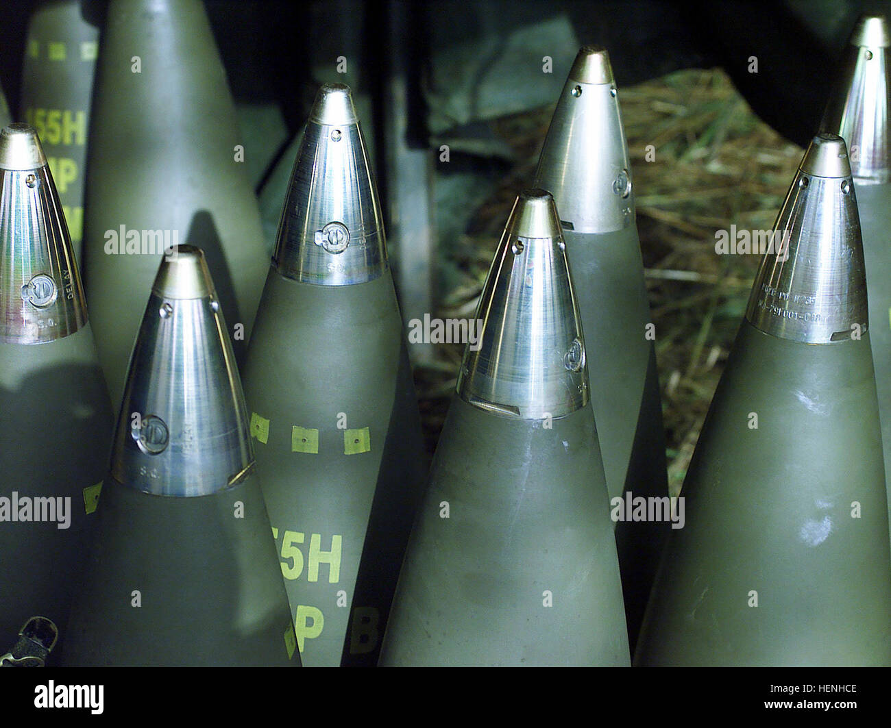 Plusieurs M107 155mm de haut projectiles explosifs avec adaptateur, sont prêts à faire feu de la M198 155mm canon Obusier tracté moyen à la position 10, Orient, Japon. Fuji Camp M107 Coquillages Banque D'Images