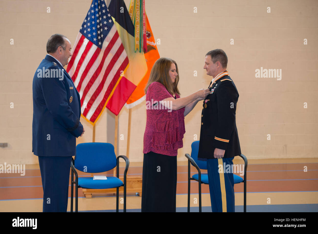 Ronda Carter pins son mari, l'Adjudant-chef de l'armée américaine 3 William J. Carter, avec 128e compagnie de transmissions, 39e Brigade de signal, siégeant en tant que Commandant suprême des forces alliées en Europe (SACEUR) de l'équipe de communication du commandant de l'officier en charge, avec l'épinglette de la retraite au cours de sa retraite cérémonie, présidée par le général Philip M. Breedlove, le SACEUR, sur la base aérienne de Chievres, Chievres, Belgique, le 30 mai 2014. (U.S. Photo de l'armée par Visual Courtejoie-Released Pierre-Etienne Spécialiste de l'information) CW3 William J. Carter sa retraite cérémonie présidée par le général Breedlove, le SACEUR 140530-A-BD610-058 Banque D'Images