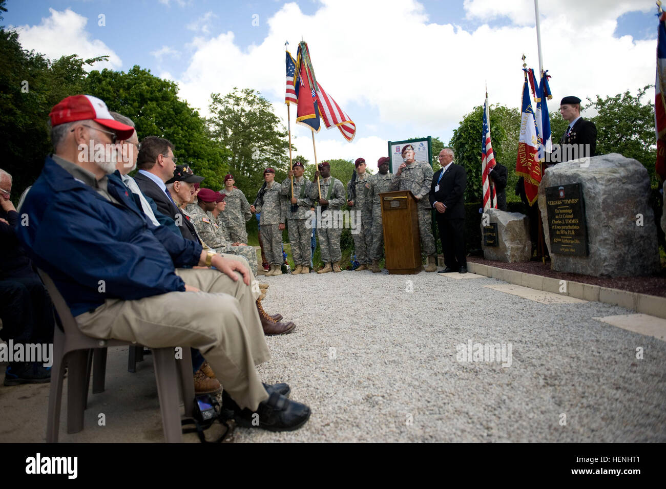 Le colonel Trevor J. Bredenkamp commandant de la 1 Brigade Combat Team, 82e Division aéroportée, parle aux participants au cours d'une cérémonie qui a eu lieu ici le 4 juin commémorant le Lieutenant-colonel Charles J. Timmes, le commandant du 2e bataillon du 507e Parachute Infantry Regiment, 82nd Airborne Division, lors de l'invasion de la Normandie qui a atterri dans un verger lors de l'invasion de la Normandie et a tenu sa position pendant trois jours avant d'être en mesure d'échapper à l'ennemi. L'événement a été l'une des commémorations du 70e anniversaire du jour des opérations menées par les Alliés pendant la DEUXIÈME GUERRE MONDIALE, le 6 juin 1944. Normandie, Groupe de travail Banque D'Images