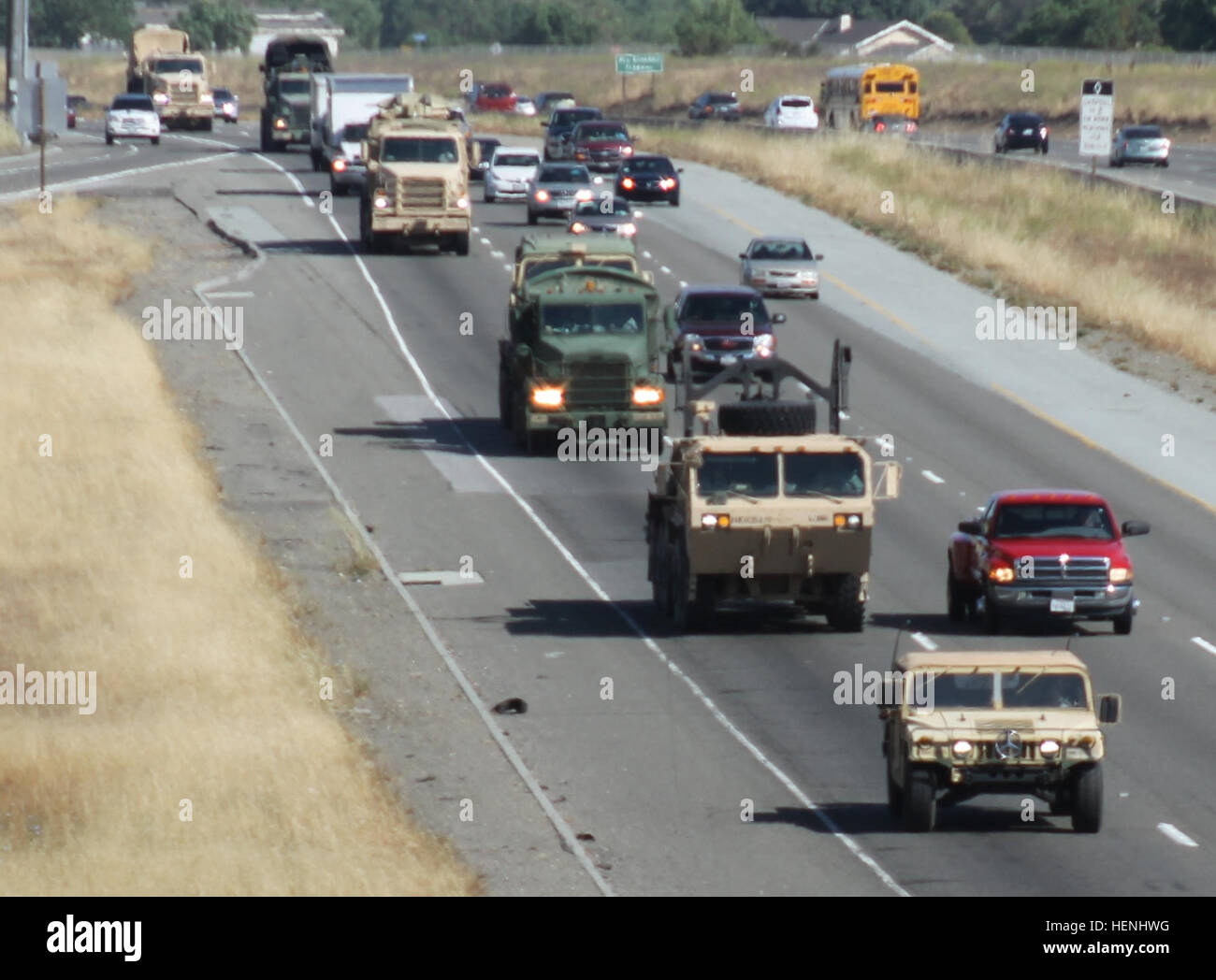 Les unités de transport de l'Armée de Réserve et la garde nationale de Californie en convoi sur la Highway 101, le quartier historique de El Camino Real, mouvement national au cours de 2014, le transport du fret à partir du camp des parcs pour ft. Hunter Liggett. NWM 14 est une réserve de l'armée a approuvé l'entraînement fonctionnel exercice conçu pour fournir la composante transport de précieux, une instruction réaliste, en menant des opérations à l'appui de la zone continentale des États-Unis (CONUS) activités. Travailler ensemble à l'échelle nationale 140604-A-VL725-003 Banque D'Images