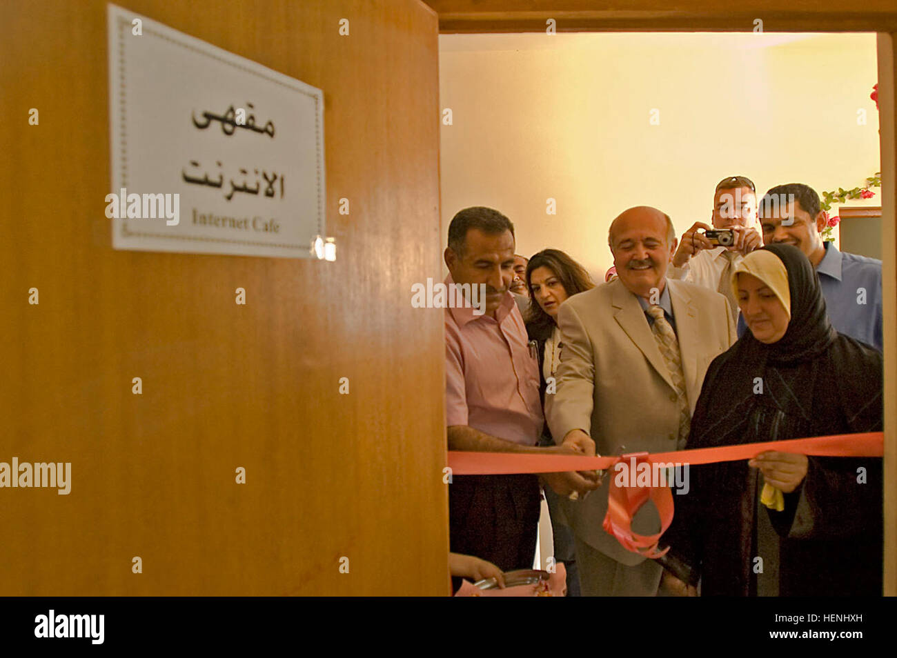 Ramsey Jiddou (centre), d'une Plymouth, Michigan, les autochtones, et un leader local de Taji, a coupé le ruban pour l'inauguration d'un nouveau café internet, le 23 mars, à Taji, au nord-ouest de Bagdad. Le café internet fait partie d'un centre municipal, qui dispose également d'un magasin, d'une cuisine et d'un centre de couture. Jiddou sert de conseiller biculturel et bilingue avec l'Équipe de reconstruction provinciale intégrée - Bagdad 5, affecté à la 2e Stryker Brigade Combat Team 'Warrior', 25e Division d'infanterie, Division multinationale - Bagdad. Internet café ouvre à Taji 81508 Banque D'Images