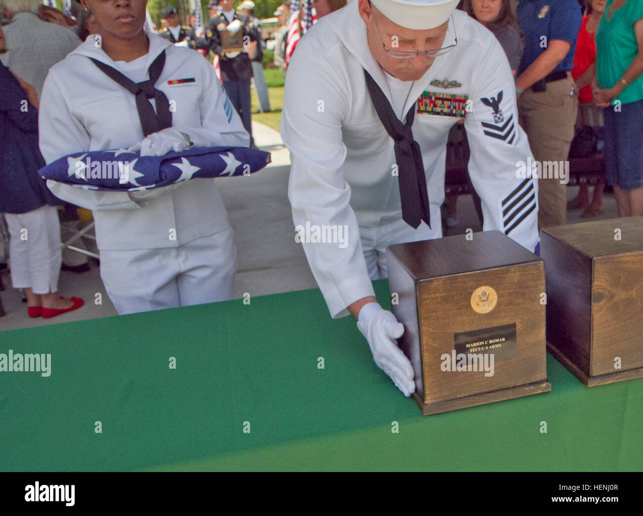 Le 6 juin 2014, le chaînon manquant en Amérique projet en coopération avec l'American Legion Post 71 de North Augusta, S.C., et après 193 de Chapin, S.C., a mené un tous les honneurs de funérailles pour sept anciens combattants de propriétaires inconnus au cimetière national de Fort Jackson de Columbia, L.C. (ceux qui sont enterrés ont collectivement bien servi le pays pendant plus de 23 ans. Six étaient l'armée et de la marine a été l'un ayant servi dans la DEUXIÈME GUERRE MONDIALE, le Vietnam et/ou de la guerre froide. Peu plus d'anciens combattants est connu au sujet de l'autre que le fait qu'ils ont servi honorablement. Ici, une garde d'honneur de la Marine présente l'urne du Tec de l'armée. 5 Mario Banque D'Images