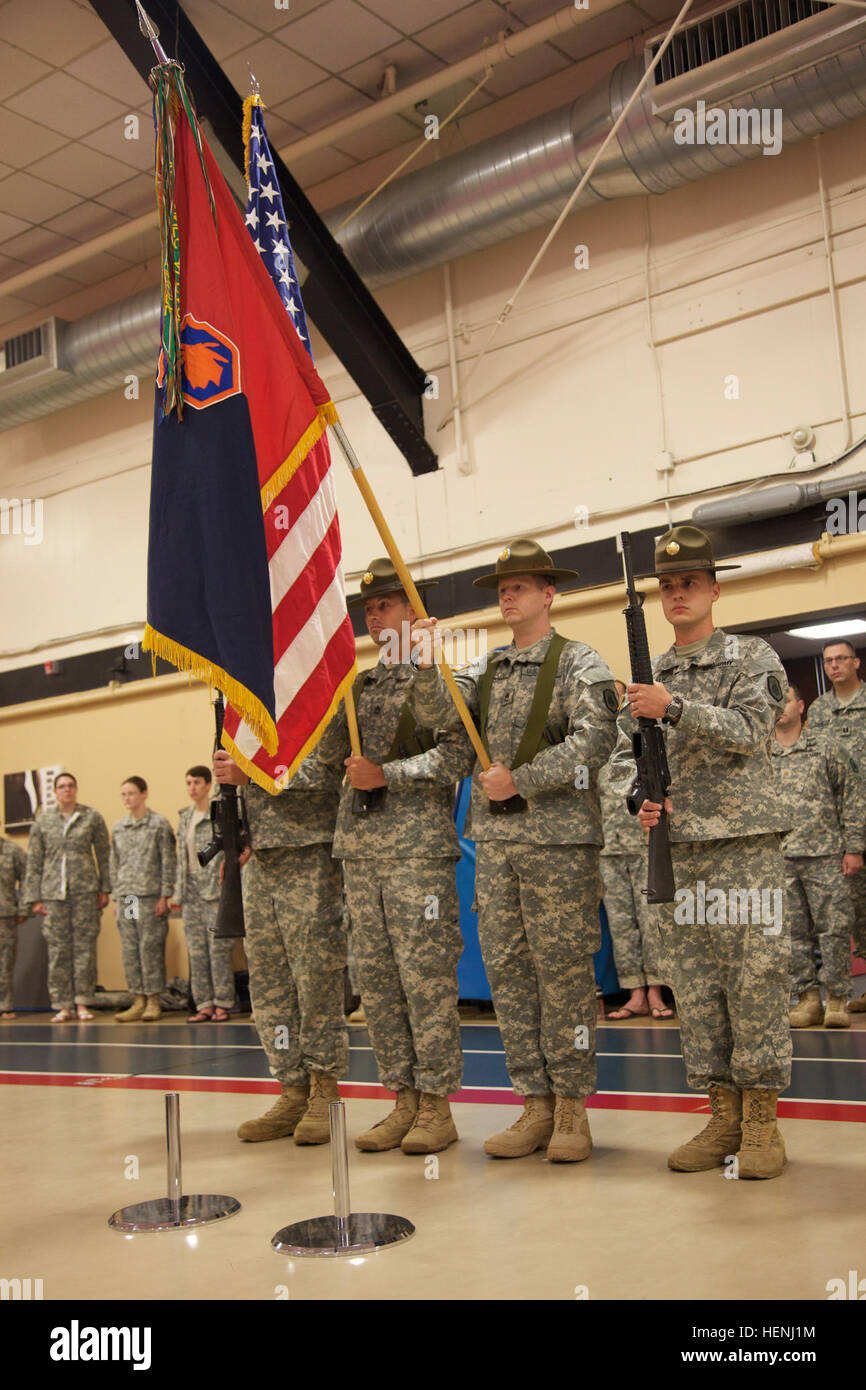 Couleur de l'armée américaine, les soldats de la garde affecté à la 98e Division, présente les couleurs de l'armée au cours d'un tournoi Combatives à Fort Dix, N.J., le 7 juin 2014. Ce tournoi comprend des soldats, aviateurs et marins en compétition dans différentes catégories de poids pour une chance de gagner le titre. (U.S. Photo de l'armée par le Sgt. Austin Berner/libérés) 98e tournoi de la Division Army Combatives 140607-A-BZ540-010 Banque D'Images