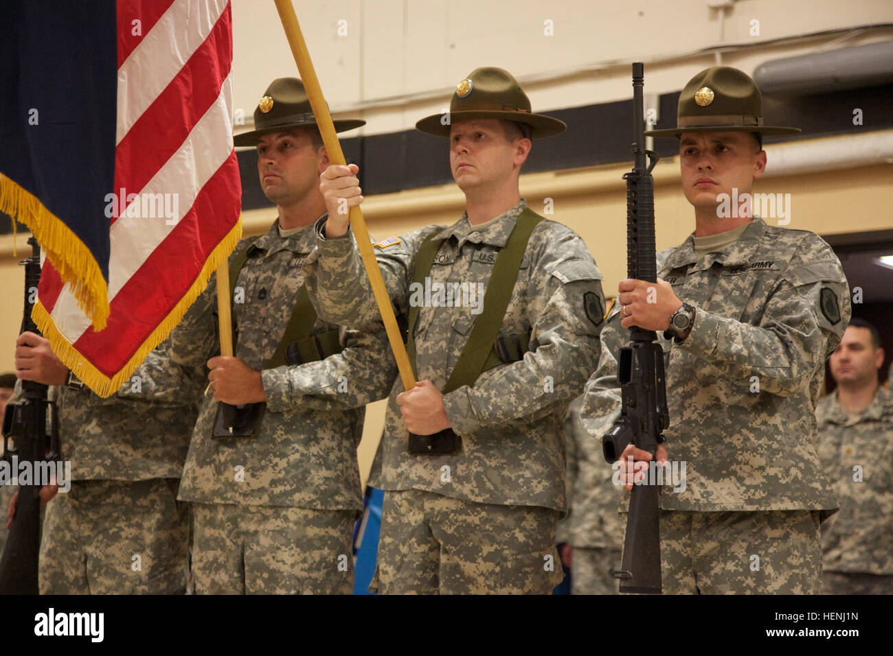 Couleur de l'armée américaine, les soldats de la garde affecté à la 98e Division, présente les couleurs de l'armée au cours d'un tournoi Combatives à Fort Dix, N.J., le 7 juin 2014. Ce tournoi comprend des soldats, aviateurs et marins en compétition dans différentes catégories de poids pour une chance de gagner le titre. (U.S. Photo de l'armée par le Sgt. Austin Berner/libérés) 98e tournoi de la Division Army Combatives 140607-A-BZ540-011 Banque D'Images