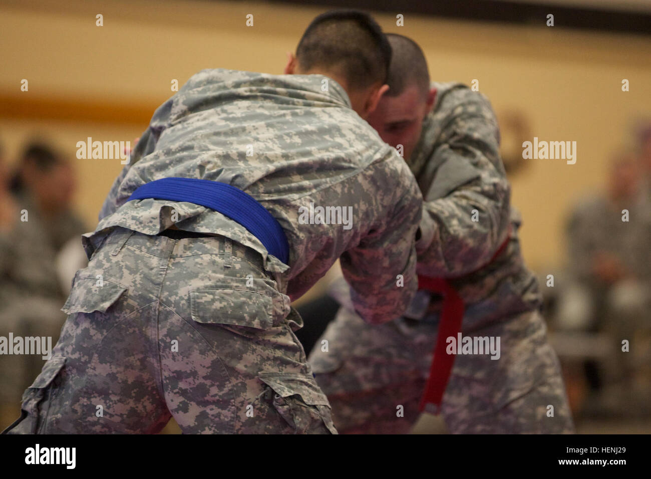 Deux soldats de l'armée américaine se battre entre eux au cours d'une armée de tournoi Combatives à Fort Dix, N.J., le 7 juin 2014. Ce tournoi comprend des soldats, aviateurs et marins en compétition dans différentes catégories de poids pour une chance de gagner le titre. (U.S. Photo de l'armée par le Sgt. Austin Berner/libérés) 98e tournoi de la Division Army Combatives 140607-A-BZ540-062 Banque D'Images