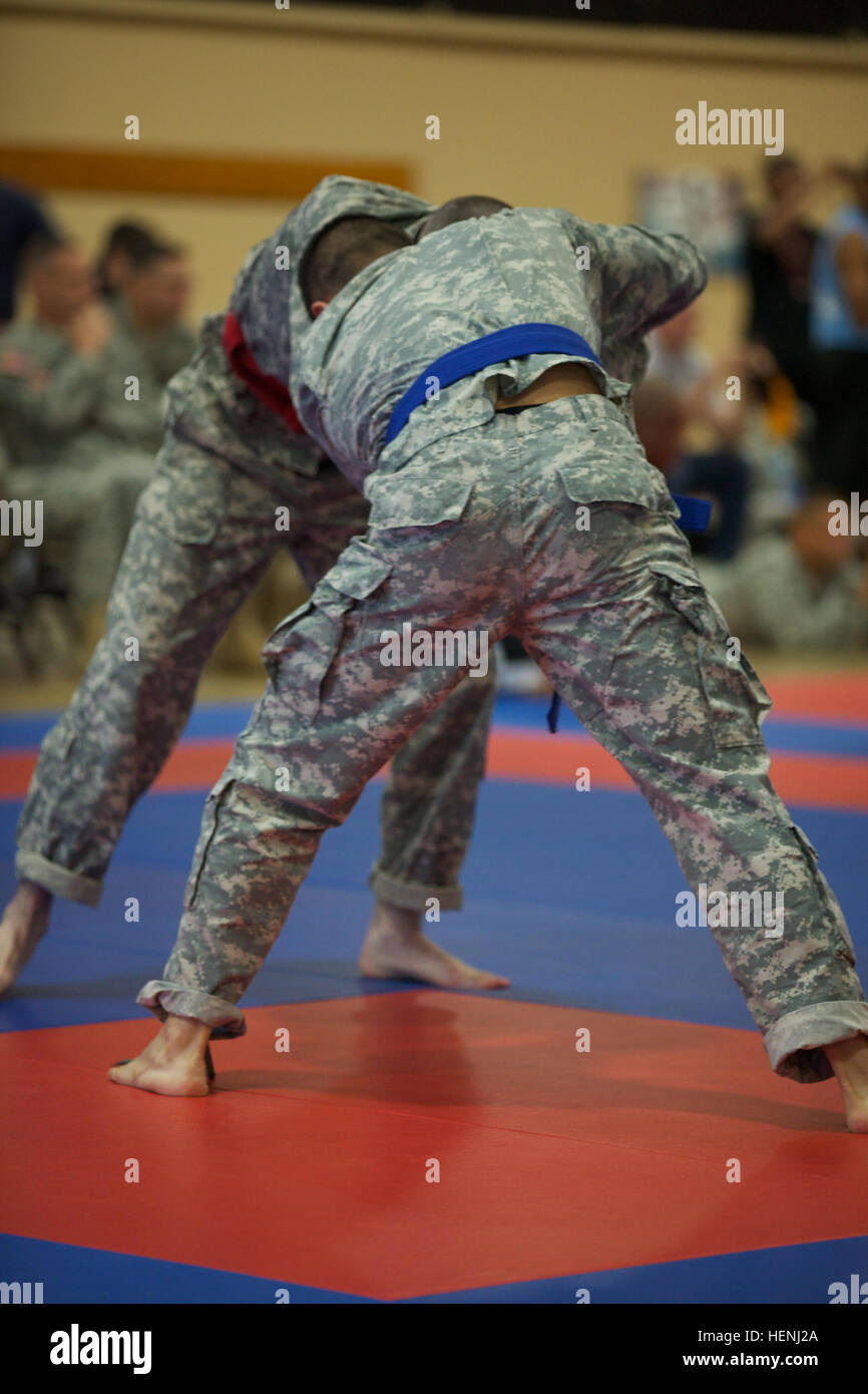 Deux soldats de l'armée américaine se battre entre eux au cours d'une armée de tournoi Combatives à Fort Dix, N.J., le 7 juin 2014. Ce tournoi comprend des soldats, aviateurs et marins en compétition dans différentes catégories de poids pour une chance de gagner le titre. (U.S. Photo de l'armée par le Sgt. Austin Berner/libérés) 98e tournoi de la Division Army Combatives 140607-A-BZ540-063 Banque D'Images
