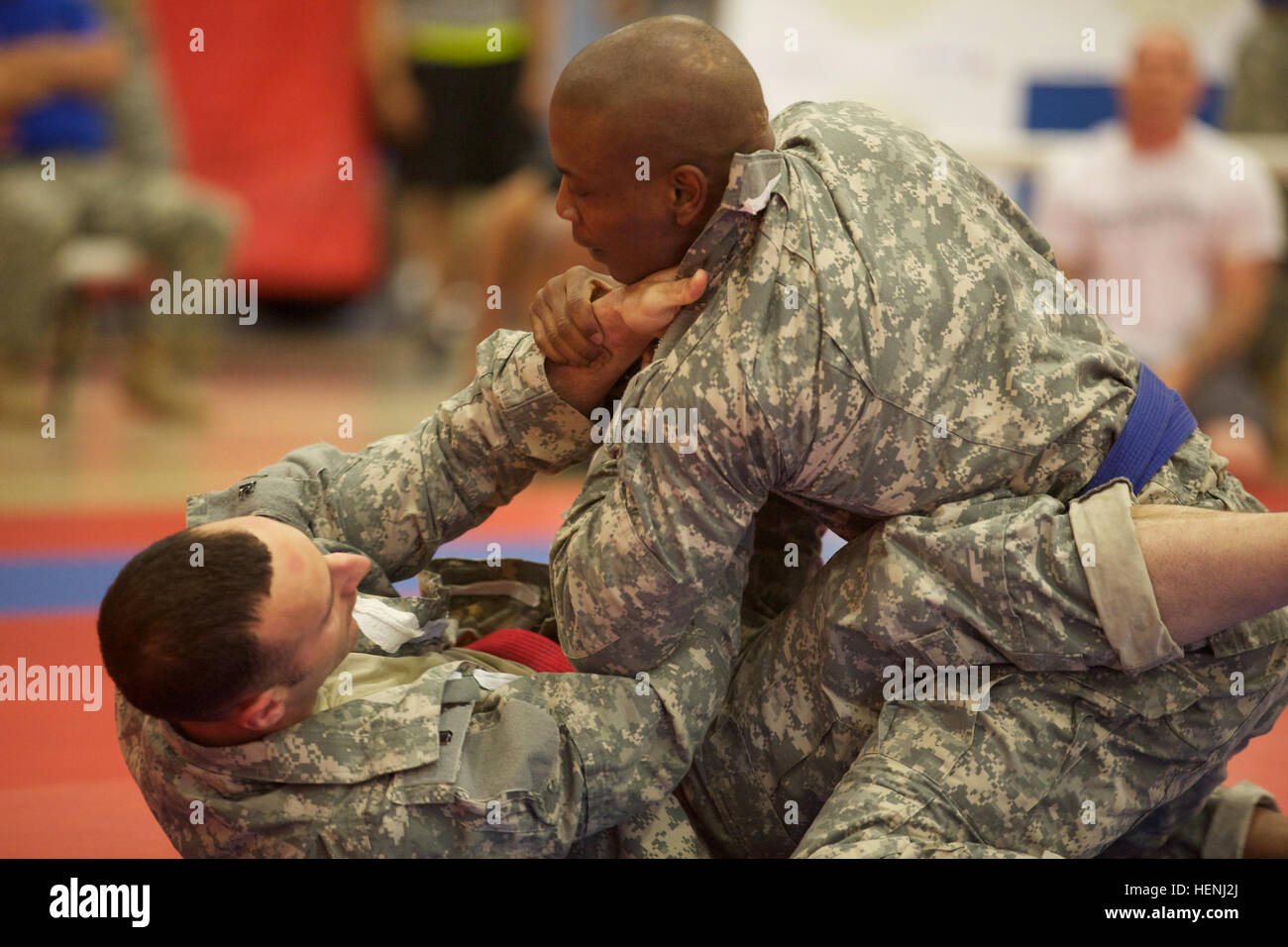 Deux soldats de l'armée américaine se battre entre eux au cours d'une armée de tournoi Combatives à Fort Dix, N.J., le 7 juin 2014. Ce tournoi comprend des soldats, aviateurs et marins en compétition dans différentes catégories de poids pour une chance de gagner le titre. (U.S. Photo de l'armée par le Sgt. Austin Berner/libérés) 98e tournoi de la Division Army Combatives 140607-A-BZ540-082 Banque D'Images
