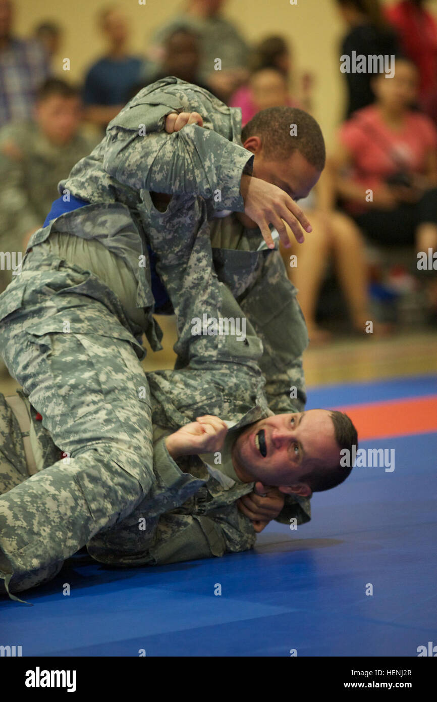 Deux soldats de l'armée américaine se battre entre eux au cours d'une armée de tournoi Combatives à Fort Dix, N.J., le 7 juin 2014. Ce tournoi comprend des soldats, aviateurs et marins en compétition dans différentes catégories de poids pour une chance de gagner le titre. (U.S. Photo de l'armée par le Sgt. Austin Berner/libérés) 98e tournoi de la Division Army Combatives 140607-A-BZ540-098 Banque D'Images