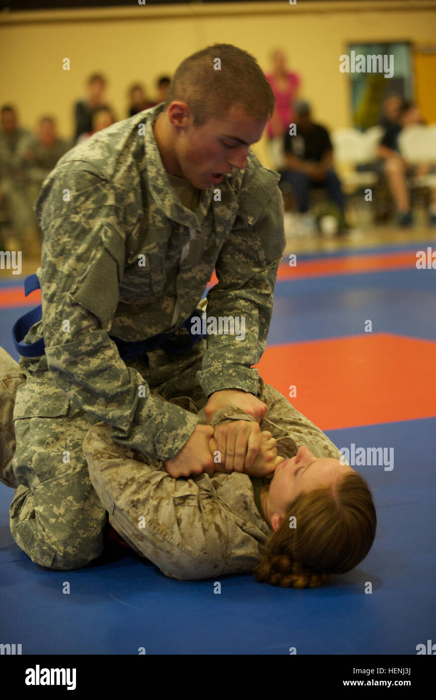Un soldat de l'armée américaine et de la Marine américaine lutte tête à tête de l'armée au cours d'un tournoi Combatives à Fort Dix, N.J., le 7 juin 2014. Ce tournoi comprend des soldats, aviateurs et marins en compétition dans différentes catégories de poids pour une chance de gagner le titre. (U.S. Photo de l'armée par le Sgt. Austin Berner/libérés) 98e tournoi de la Division Army Combatives 140607-A-BZ540-172 Banque D'Images