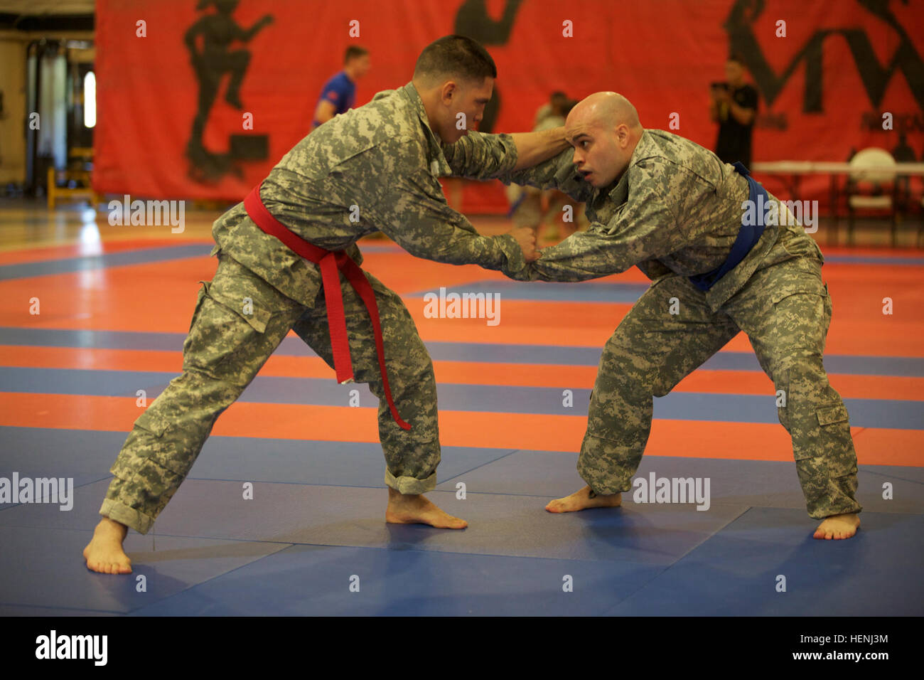 Deux soldats de l'armée américaine se battre entre eux au cours d'une armée de tournoi Combatives à Fort Dix, N.J., le 7 juin 2014. Ce tournoi comprend des soldats, aviateurs et marins en compétition dans différentes catégories de poids pour une chance de gagner le titre. (U.S. Photo de l'armée par le Sgt. Austin Berner/libérés) 98e tournoi de la Division Army Combatives 140607-A-BZ540-176 Banque D'Images