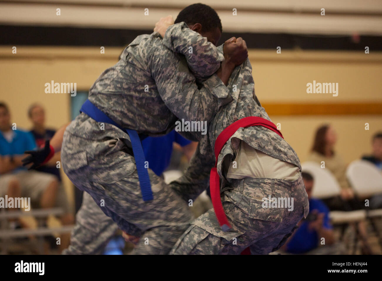 Deux soldats de l'armée américaine se battre entre eux, tout en étant observés par un arbitre pendant un tournoi combatives de l'armée à Fort Dix, N.J., le 7 juin 2014. Ce tournoi comprend des soldats, aviateurs et marins, en compétition dans différentes catégories de poids pour une chance de gagner le titre. (U.S. Photo de l'armée par le Sgt. Austin Berner/libérés) 98e tournoi de la Division Army Combatives 140607-A-BZ540-213 Banque D'Images