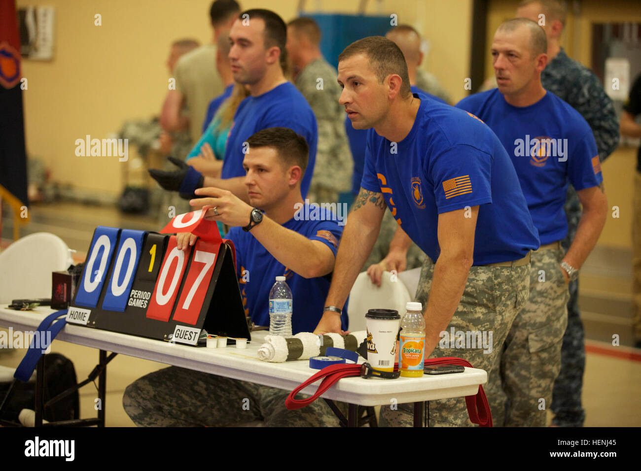 Un groupe d'arbitres de l'armée américaine Combatives score permet au cours d'un tournoi combatives de l'armée à Fort Dix, N.J., le 7 juin 2014. Ce tournoi comprend des soldats, aviateurs et marins, en compétition dans différentes catégories de poids pour une chance de gagner le titre. (U.S. Photo de l'armée par le Sgt. Austin Berner/libérés) 98e tournoi de la Division Army Combatives 140607-A-BZ540-218 Banque D'Images