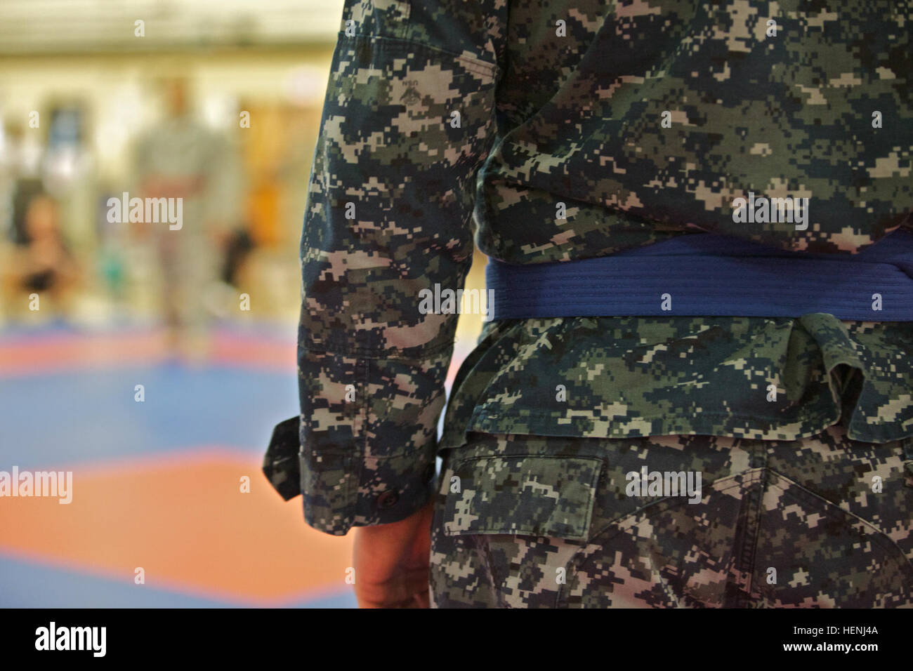 Un marin de la Marine américaine est concurrent et attend son match débutera au cours de l'armée un tournoi Combatives à Fort Dix, N.J., le 7 juin 2014. Ce tournoi comprend des soldats, aviateurs et marins, en compétition dans différentes catégories de poids pour une chance de gagner le titre. (U.S. Photo de l'armée par le Sgt. Austin Berner/libérés) 98e tournoi de la Division Army Combatives 140607-A-BZ540-225 Banque D'Images
