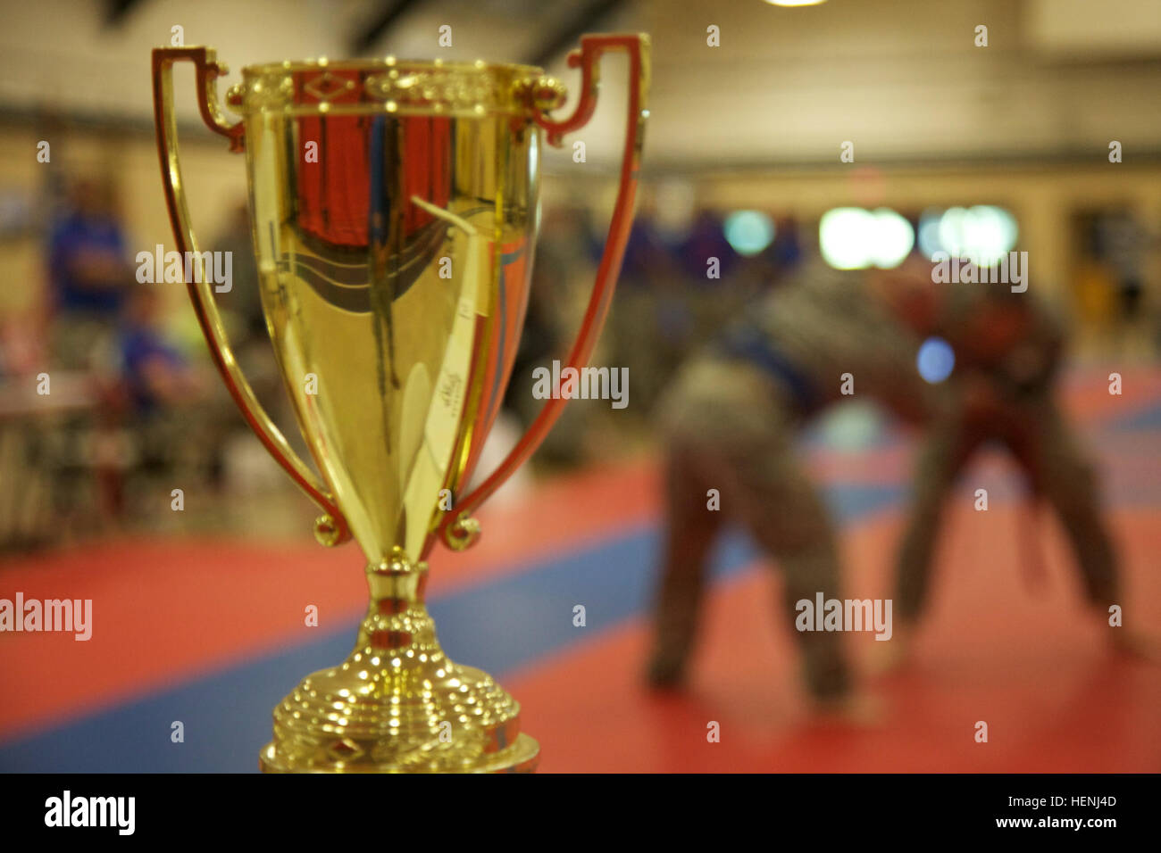Le 98e trophée de la Division se trouve sur l'écran tandis que deux concurrents se battre les uns contre les autres lors d'un tournoi combatives de l'armée à Fort Dix, N.J., le 7 juin 2014. Ce tournoi comprend des soldats, aviateurs et marins, en compétition dans différentes catégories de poids pour une chance de gagner le titre. (U.S. Photo de l'armée par le Sgt. Austin Berner/libérés) 98e tournoi de la Division Army Combatives 140607-A-BZ540-232 Banque D'Images