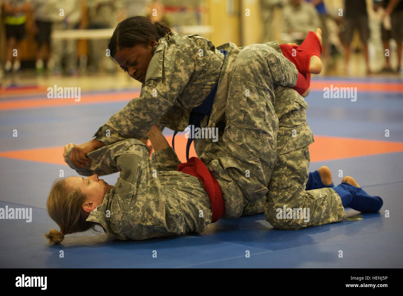 Deux soldats de l'armée américaine se battre entre eux au cours d'un tournoi combatives de l'armée à Fort Dix, N.J., le 7 juin 2014. Ce tournoi comprend des soldats, aviateurs et marins, en compétition dans différentes catégories de poids pour une chance de gagner le titre. (U.S. Photo de l'armée par le Sgt. Austin Berner/libérés) 98e tournoi de la Division Army Combatives 140608-A-BZ540-005 Banque D'Images