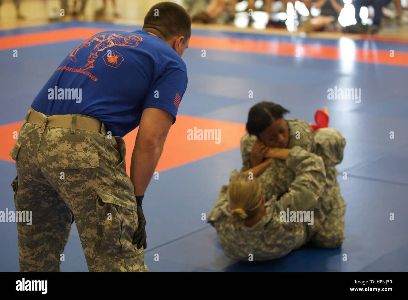 Deux soldats de l'armée américaine se battre entre eux, tout en étant observés par un arbitre pendant un tournoi combatives de l'armée à Fort Dix, N.J., le 8 juin 2014. Ce tournoi comprend des soldats, aviateurs et marins, en compétition dans différentes catégories de poids pour une chance de gagner le titre. (U.S. Photo de l'armée par le Sgt. Austin Berner/libérés) 98e tournoi de la Division Army Combatives 140608-A-BZ540-009 Banque D'Images