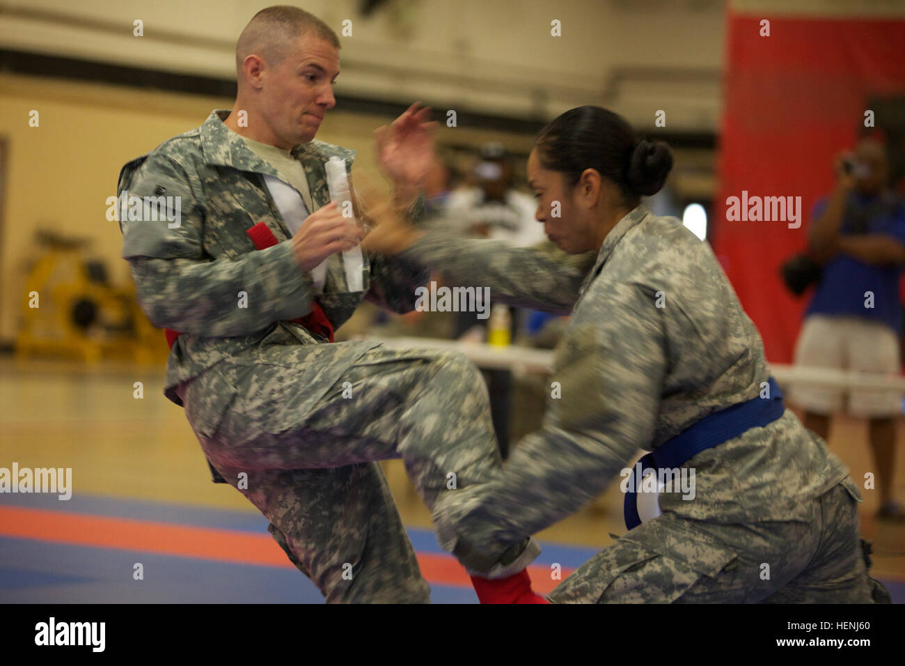 Deux soldats de l'armée américaine se battre entre eux au cours d'un tournoi combatives de l'armée à Fort Dix, N.J., le 8 juin 2014. Ce tournoi comprend des soldats, aviateurs et marins, en compétition dans différentes catégories de poids pour une chance de gagner le titre. (U.S. Photo de l'armée par le Sgt. Austin Berner/libérés) 98e tournoi de la Division Army Combatives 140608-A-BZ540-019 Banque D'Images