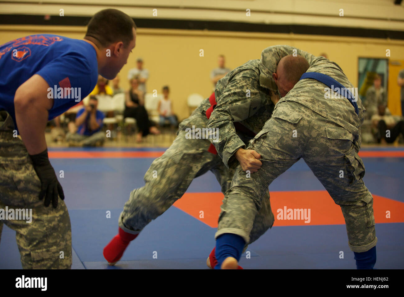 Deux soldats de l'armée américaine se battre entre eux, tout en étant observés par un arbitre pendant un tournoi combatives de l'armée à Fort Dix, N.J., le 8 juin 2014. Ce tournoi comprend des soldats, aviateurs et marins, en compétition dans différentes catégories de poids pour une chance de gagner le titre. (U.S. Photo de l'armée par le Sgt. Austin Berner/libérés) 98e tournoi de la Division Army Combatives 140608-A-BZ540-023 Banque D'Images