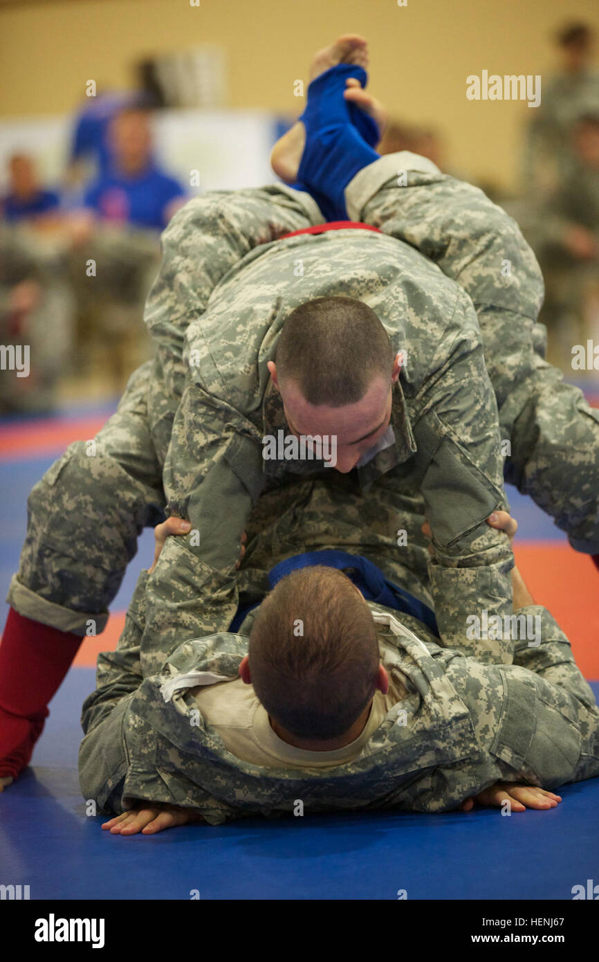 Deux soldats de l'armée américaine se battre entre eux au cours d'un tournoi combatives de l'armée à Fort Dix, N.J., le 8 juin 2014. Ce tournoi comprend des soldats, aviateurs et marins, en compétition dans différentes catégories de poids pour une chance de gagner le titre. (U.S. Photo de l'armée par le Sgt. Austin Berner/libérés) 98e tournoi de la Division Army Combatives 140608-A-BZ540-036 Banque D'Images