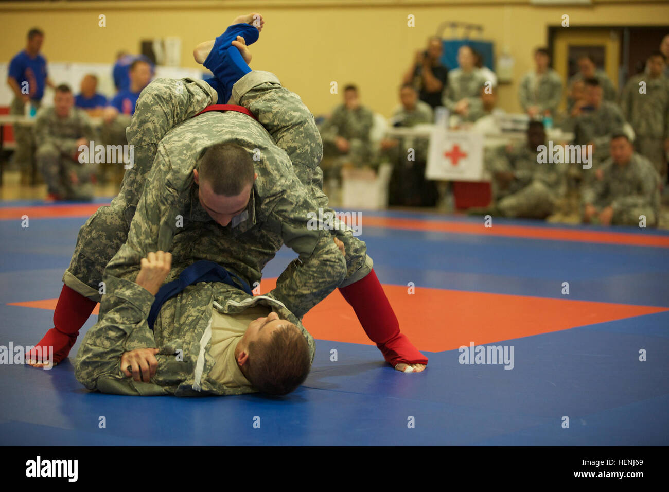Deux soldats de l'armée américaine se battre entre eux au cours d'un tournoi combatives de l'armée à Fort Dix, N.J., le 8 juin 2014. Ce tournoi comprend des soldats, aviateurs et marins, en compétition dans différentes catégories de poids pour une chance de gagner le titre. (U.S. Photo de l'armée par le Sgt. Austin Berner/libérés) 98e tournoi de la Division Army Combatives 140608-A-BZ540-208 Banque D'Images