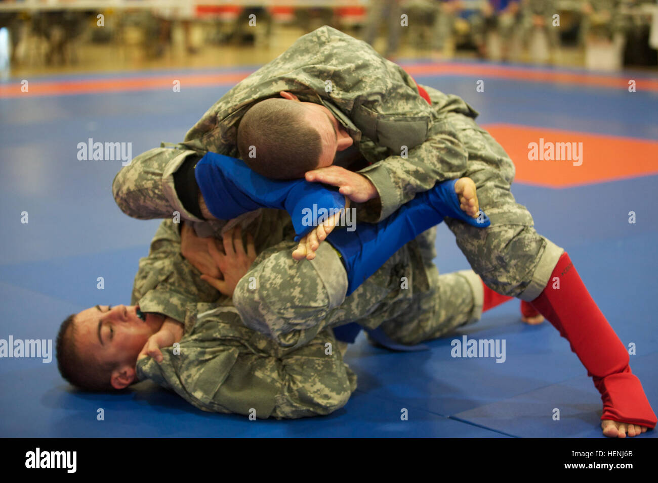 Deux soldats de l'armée américaine se battre entre eux au cours d'un tournoi combatives de l'armée à Fort Dix, N.J., le 8 juin 2014. Ce tournoi comprend des soldats, aviateurs et marins, en compétition dans différentes catégories de poids pour une chance de gagner le titre. (U.S. Photo de l'armée par le Sgt. Austin Berner/libérés) 98e tournoi de la Division Army Combatives 140608-A-BZ540-042 Banque D'Images