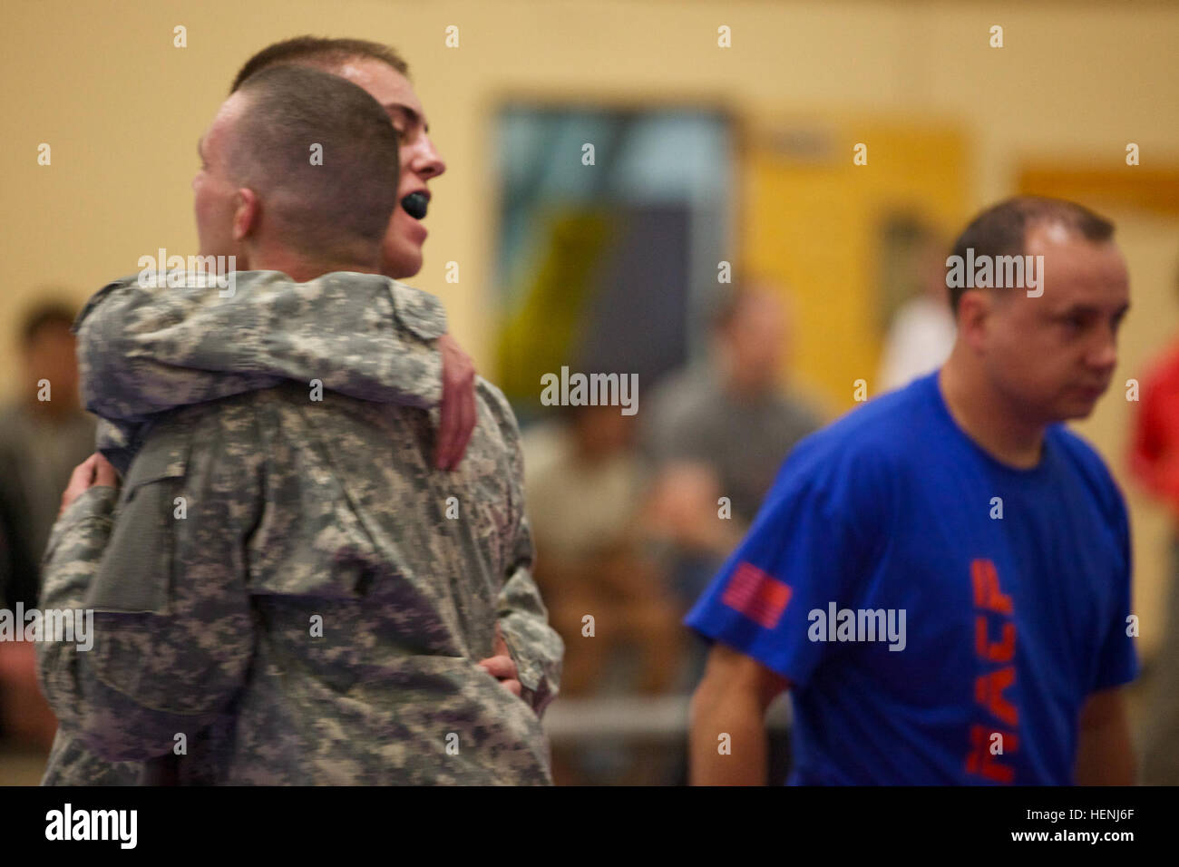 Deux soldats de l'armée américaine embrasser l'un l'autre après un match lors d'un tournoi combatives de l'armée à Fort Dix, N.J., le 8 juin 2014. Ce tournoi comprend des soldats, aviateurs et marins, en compétition dans différentes catégories de poids pour une chance de gagner le titre. (U.S. Photo de l'armée par le Sgt. Austin Berner/libérés) 98e tournoi de la Division Army Combatives 140608-A-BZ540-046 Banque D'Images