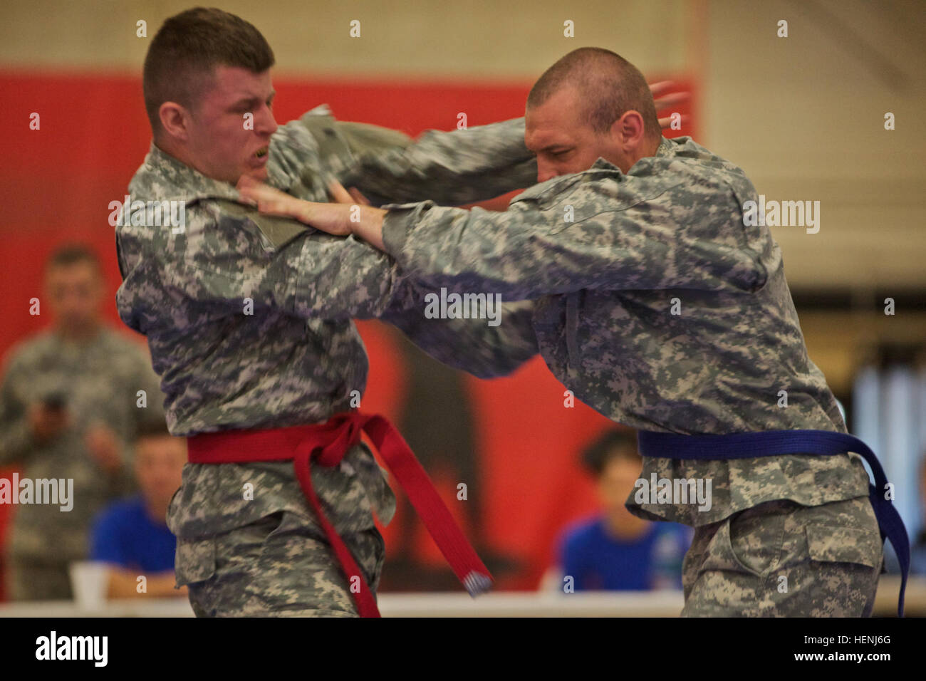 Deux soldats de l'armée américaine se battre entre eux au cours d'un tournoi combatives de l'armée à Fort Dix, N.J., le 8 juin 2014. Ce tournoi comprend des soldats, aviateurs et marins, en compétition dans différentes catégories de poids pour une chance de gagner le titre. (U.S. Photo de l'armée par le Sgt. Austin Berner/libérés) 98e tournoi de la Division Army Combatives 140608-A-BZ540-048 Banque D'Images