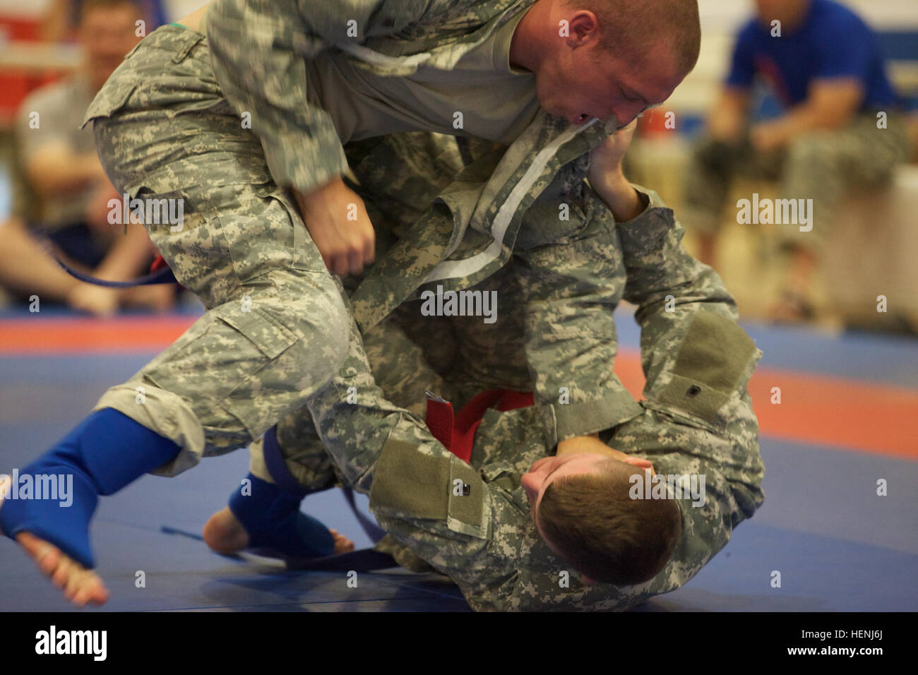 Deux soldats de l'armée américaine se battre entre eux au cours d'un tournoi combatives de l'armée à Fort Dix, N.J., le 8 juin 2014. Ce tournoi comprend des soldats, aviateurs et marins, en compétition dans différentes catégories de poids pour une chance de gagner le titre. (U.S. Photo de l'armée par le Sgt. Austin Berner/libérés) 98e tournoi de la Division Army Combatives 140608-A-BZ540-049 Banque D'Images