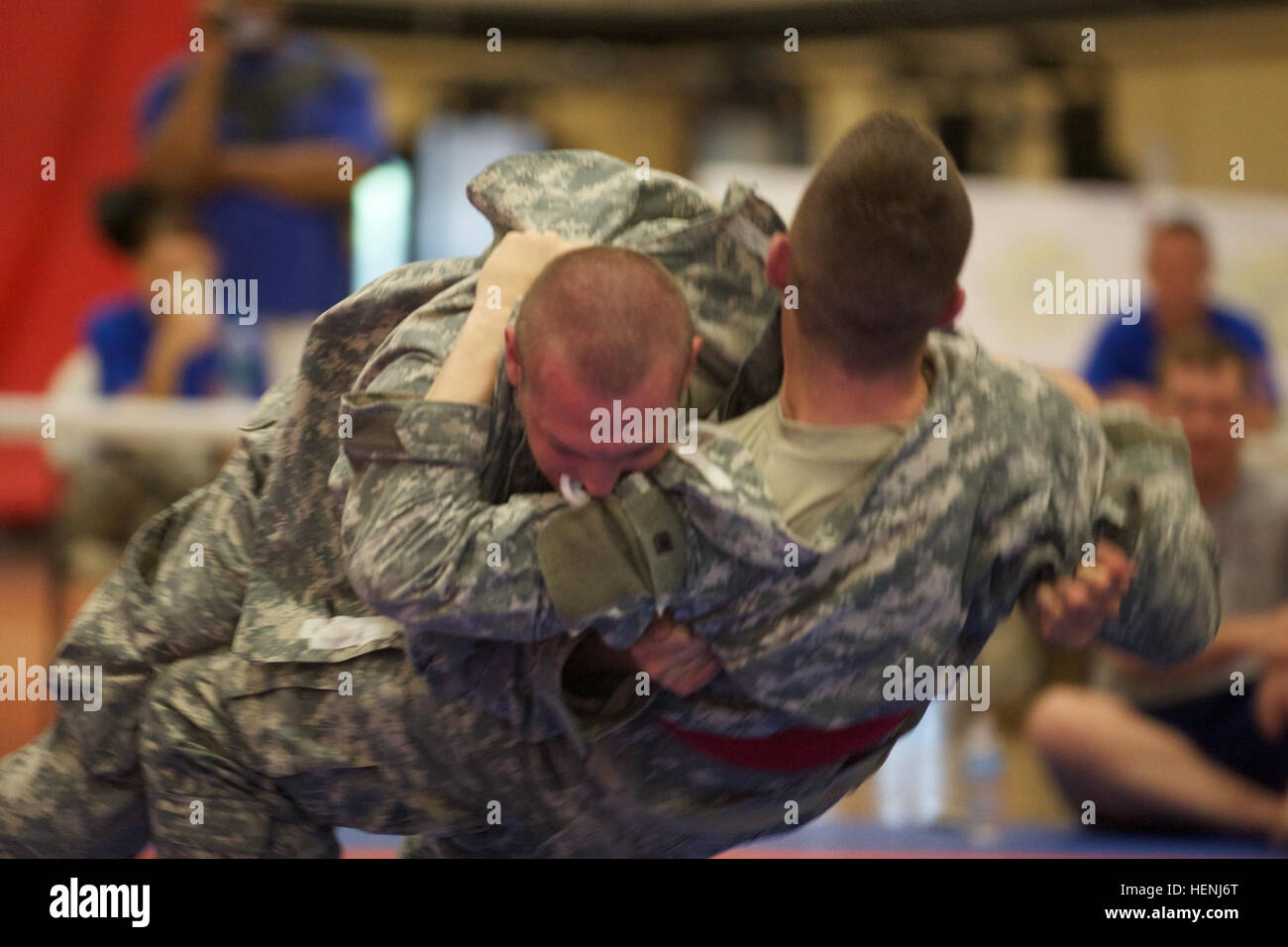 Deux soldats de l'armée américaine se battre entre eux au cours d'un tournoi combatives de l'armée à Fort Dix, N.J., le 8 juin 2014. Ce tournoi comprend des soldats, aviateurs et marins, en compétition dans différentes catégories de poids pour une chance de gagner le titre. (U.S. Photo de l'armée par le Sgt. Austin Berner/libérés) 98e tournoi de la Division Army Combatives 140608-A-BZ540-052 Banque D'Images