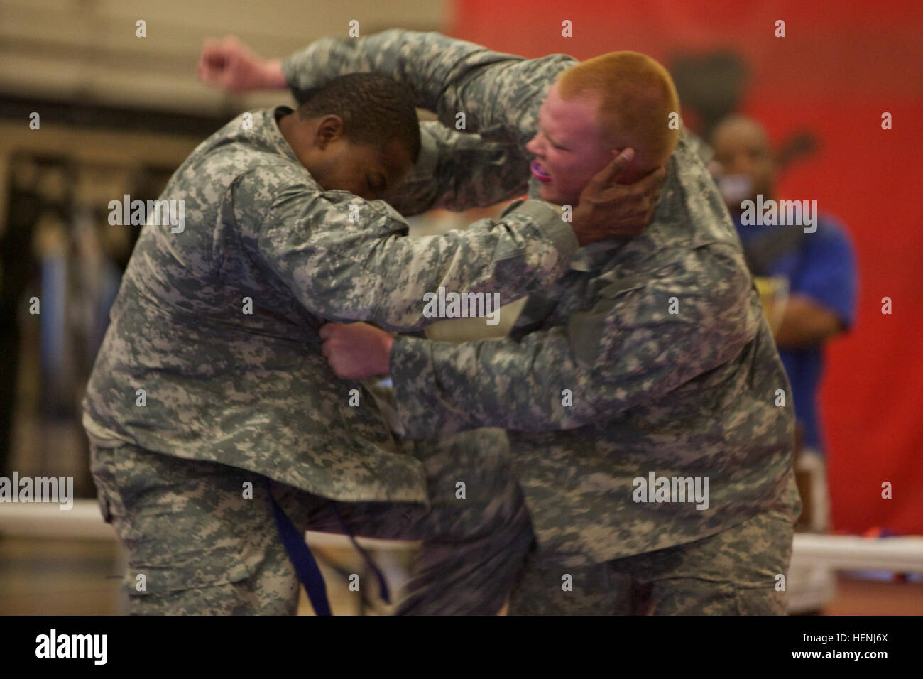 Deux soldats de l'armée américaine se battre entre eux au cours d'un tournoi combatives de l'armée à Fort Dix, N.J., le 8 juin 2014. Ce tournoi comprend des soldats, aviateurs et marins, en compétition dans différentes catégories de poids pour une chance de gagner le titre. (U.S. Photo de l'armée par le Sgt. Austin Berner/libérés) 98e tournoi de la Division Army Combatives 140608-A-BZ540-0057 Banque D'Images