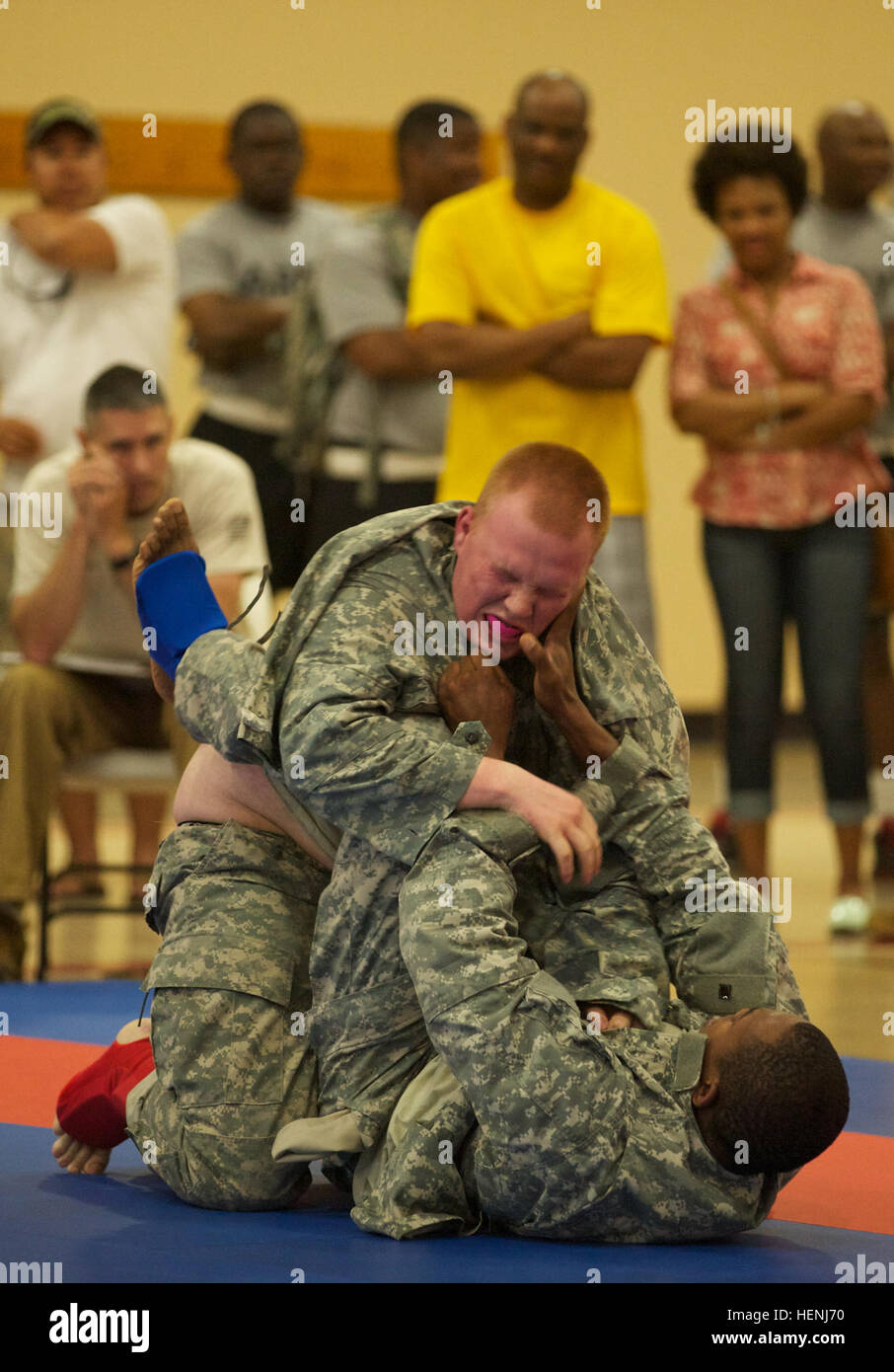 Deux soldats de l'armée américaine se battre entre eux au cours d'un tournoi combatives de l'armée à Fort Dix, N.J., le 8 juin 2014. Ce tournoi comprend des soldats, aviateurs et marins, en compétition dans différentes catégories de poids pour une chance de gagner le titre. (U.S. Photo de l'armée par le Sgt. Austin Berner/libérés) 98e tournoi de la Division Army Combatives 140608-A-BZ540-061 Banque D'Images