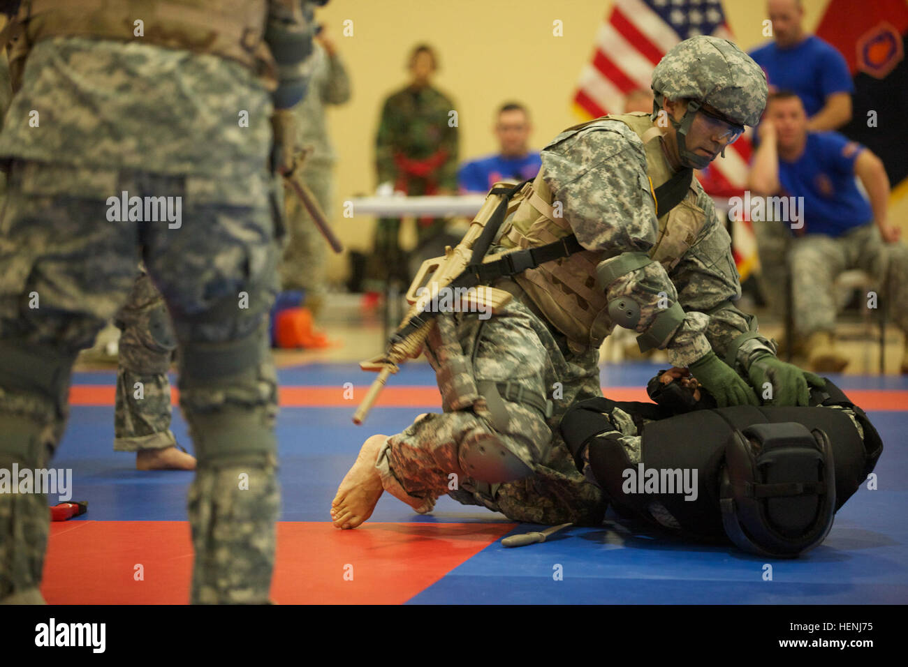 Buddies assurer la sécurité au cours d'un exercice d'entraînement de combat à Fort Dix, N.J., le 8 juin 2014. Cette formation permet au soldat d'techniques qu'ils peuvent utiliser pour se protéger pendant les combats corps à des situations. (U.S. Photo de l'armée par le Sgt. Austin Berner/libérés) 98e tournoi de la Division Army Combatives 140608-A-BZ540-071 Banque D'Images