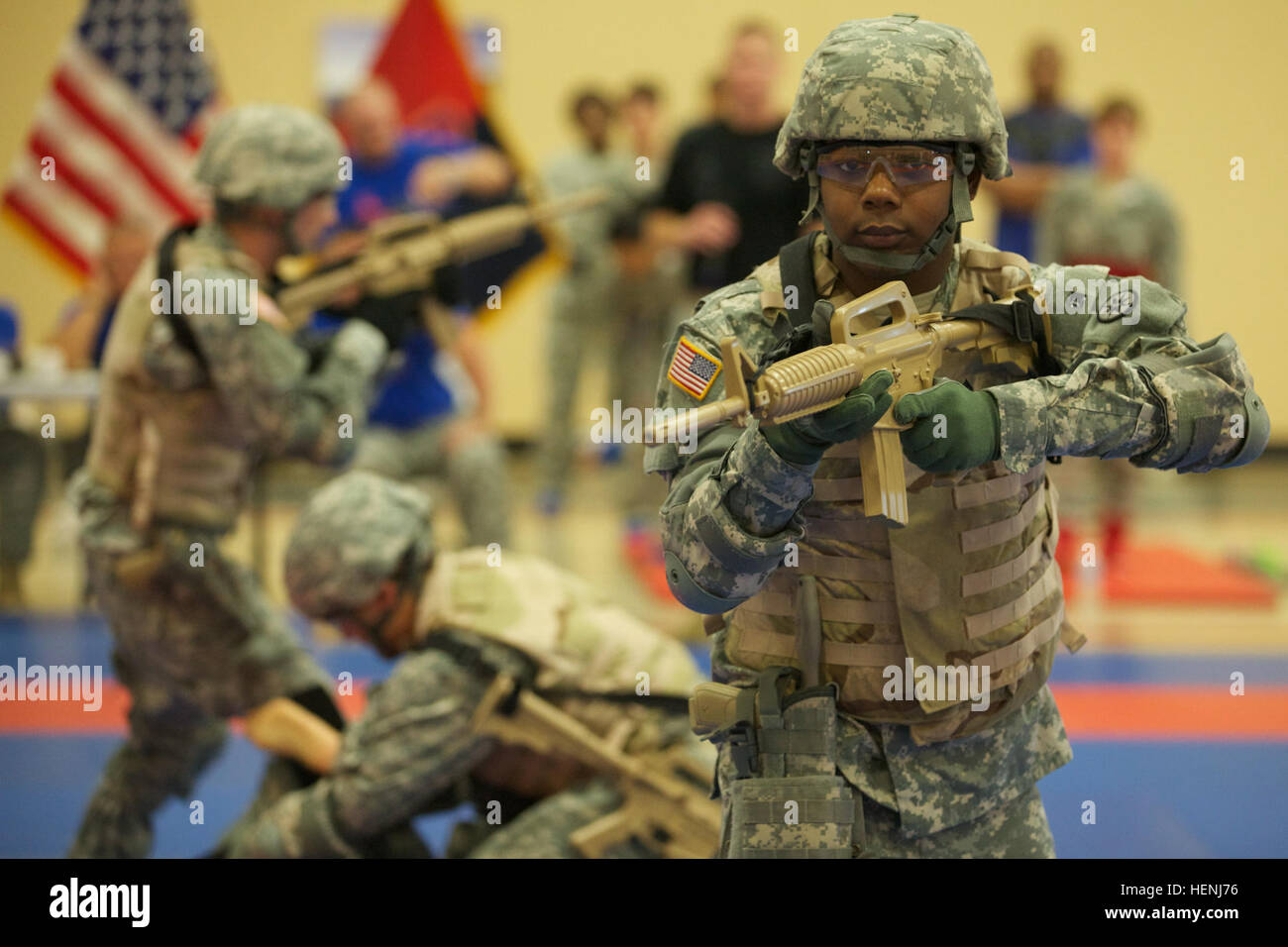 Un groupe de soldats de l'armée américaine démontrer comment prendre vers le bas et recherchez un ennemi prisonnier de guerre pendant un exercice d'entraînement de combat à Fort Dix, N.J., le 8 juin 2014. Cette formation permet au soldat d'techniques qu'ils peuvent utiliser pour se protéger pendant les combats corps à des situations. (U.S. Photo de l'armée par le Sgt. Austin Berner/libérés) 98e tournoi de la Division Army Combatives 140608-A-BZ540-069 Banque D'Images