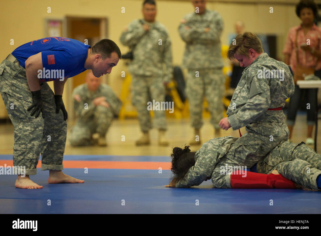Deux soldats de l'armée américaine se battre entre eux, tout en étant observés par un arbitre pendant un tournoi combatives de l'armée à Fort Dix, N.J., le 8 juin 2014. Ce tournoi comprend des soldats, aviateurs et marins, en compétition dans différentes catégories de poids pour une chance de gagner le titre. (U.S. Photo de l'armée par le Sgt. Austin Berner/libérés) 98e tournoi de la Division Army Combatives 140608-A-BZ540-080 Banque D'Images
