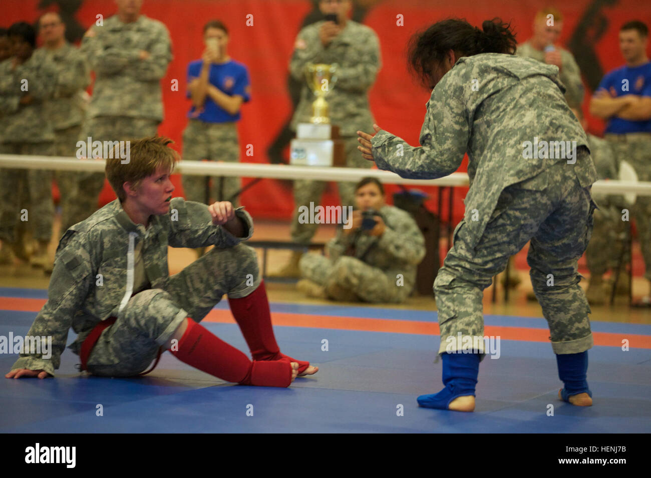 Deux soldats de l'armée américaine se battre entre eux au cours d'un tournoi combatives de l'armée à Fort Dix, N.J., le 8 juin 2014. Ce tournoi comprend des soldats, aviateurs et marins, en compétition dans différentes catégories de poids pour une chance de gagner le titre. (U.S. Photo de l'armée par le Sgt. Austin Berner/libérés) 98e tournoi de la Division Army Combatives 140608-A-BZ540-084 Banque D'Images
