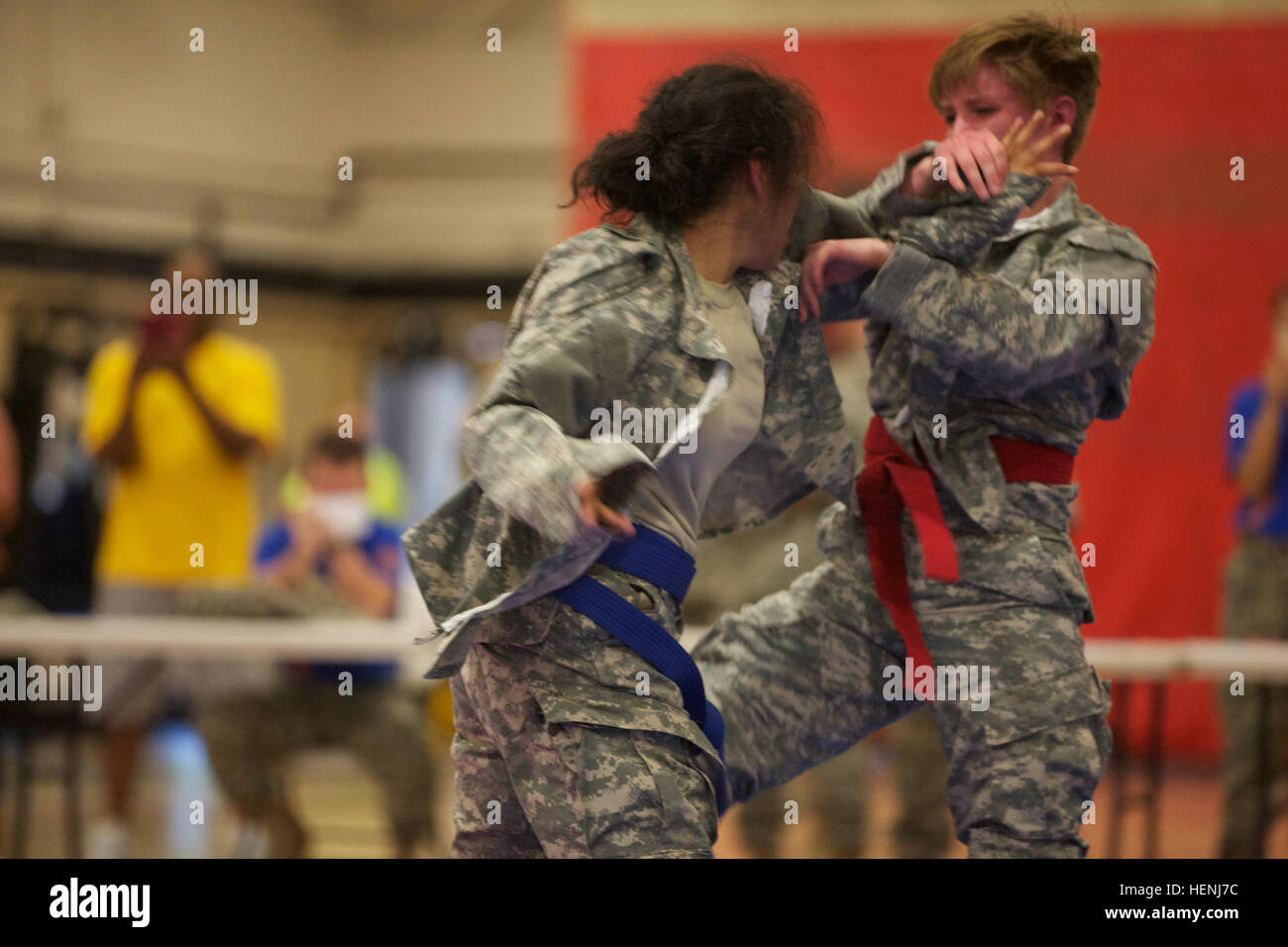 Deux soldats de l'armée américaine se battre entre eux au cours d'un tournoi combatives de l'armée à Fort Dix, N.J., le 8 juin 2014. Ce tournoi comprend des soldats, aviateurs et marins, en compétition dans différentes catégories de poids pour une chance de gagner le titre. (U.S. Photo de l'armée par le Sgt. Austin Berner/libérés) 98e tournoi de la Division Army Combatives 140608-A-BZ540-086 Banque D'Images