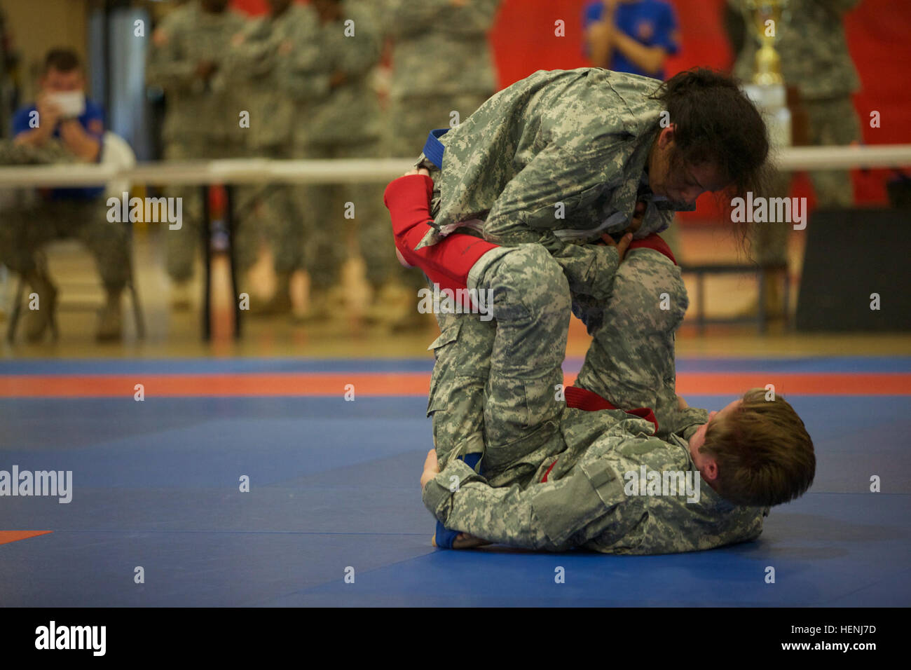 Deux soldats de l'armée américaine se battre entre eux au cours d'un tournoi combatives de l'armée à Fort Dix, N.J., le 8 juin 2014. Ce tournoi comprend des soldats, aviateurs et marins, en compétition dans différentes catégories de poids pour une chance de gagner le titre. (U.S. Photo de l'armée par le Sgt. Austin Berner/libérés) 98e tournoi de la Division Army Combatives 140608-A-BZ540-087 Banque D'Images