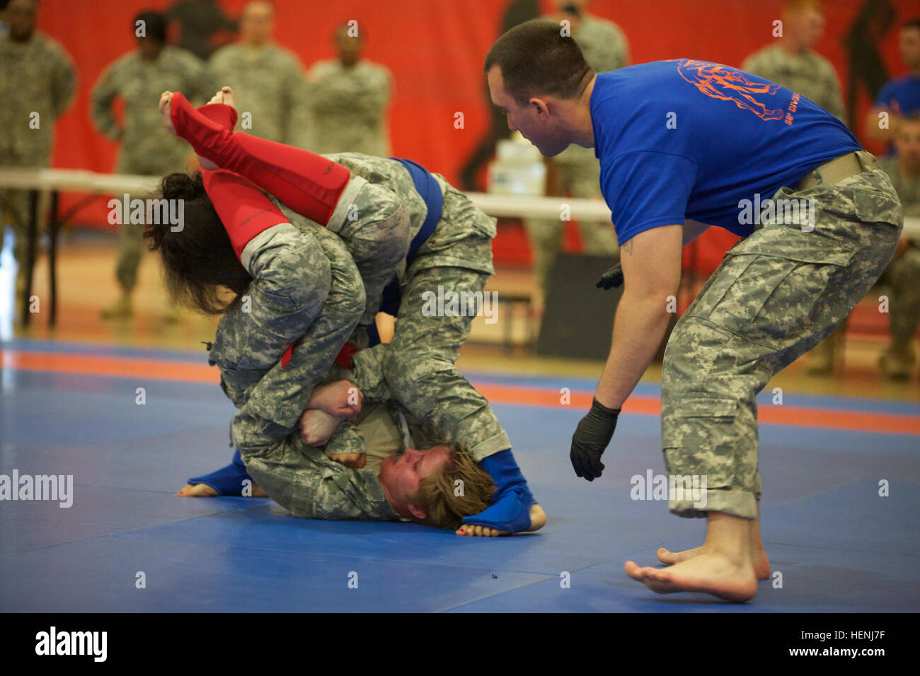 Deux soldats de l'armée américaine se battre entre eux, tout en étant observés par un arbitre pendant un tournoi combatives de l'armée à Fort Dix, N.J., le 8 juin 2014. Ce tournoi comprend des soldats, aviateurs et marins, en compétition dans différentes catégories de poids pour une chance de gagner le titre. (U.S. Photo de l'armée par le Sgt. Austin Berner/libérés) 98e tournoi de la Division Army Combatives 140608-A-BZ540-089 Banque D'Images