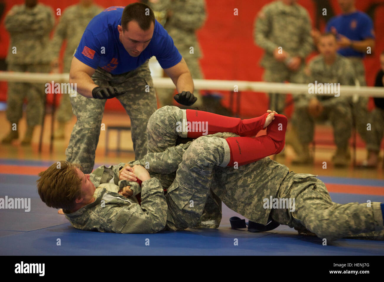 Deux soldats de l'armée américaine se battre entre eux, tout en étant observés par un arbitre pendant un tournoi combatives de l'armée à Fort Dix, N.J., le 8 juin 2014. Ce tournoi comprend des soldats, aviateurs et marins, en compétition dans différentes catégories de poids pour une chance de gagner le titre. (U.S. Photo de l'armée par le Sgt. Austin Berner/libérés) 98e tournoi de la Division Army Combatives 140608-A-BZ540-091 Banque D'Images