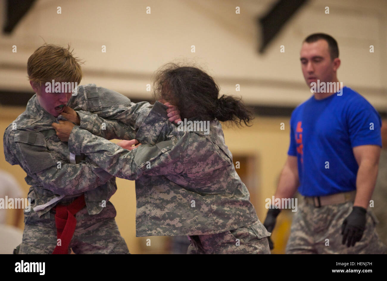 Deux soldats de l'armée américaine se battre entre eux, tout en étant observés par un arbitre pendant un tournoi combatives de l'armée à Fort Dix, N.J., le 8 juin 2014. Ce tournoi comprend des soldats, aviateurs et marins, en compétition dans différentes catégories de poids pour une chance de gagner le titre. (U.S. Photo de l'armée par le Sgt. Austin Berner/libérés) 98e tournoi de la Division Army Combatives 140608-A-BZ540-093 Banque D'Images