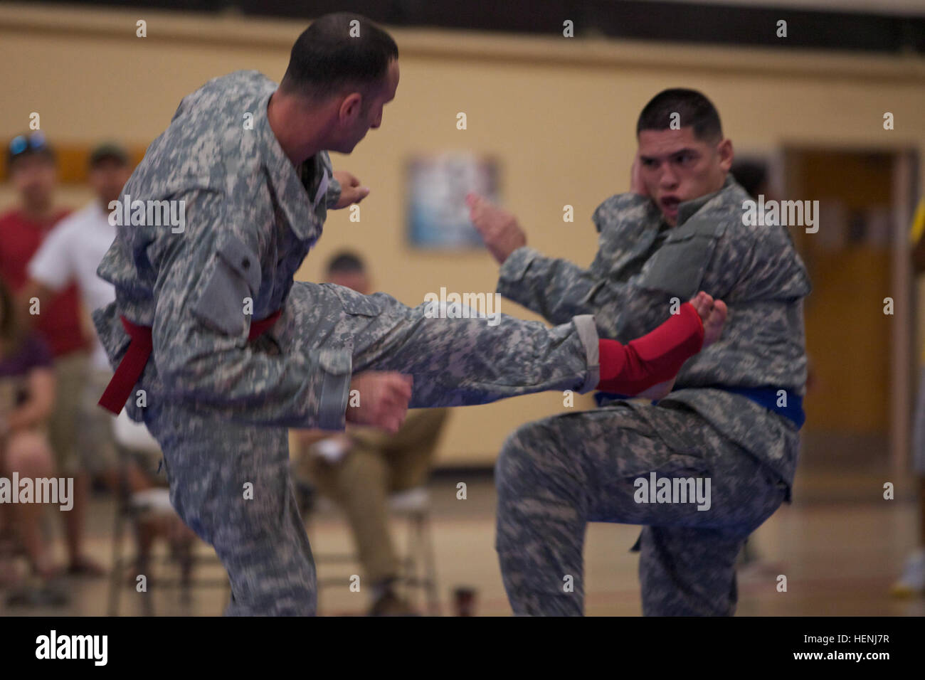 Deux soldats de l'armée américaine se battre entre eux au cours d'un tournoi combatives de l'armée à Fort Dix, N.J., le 8 juin 2014. Ce tournoi comprend des soldats, aviateurs et marins, en compétition dans différentes catégories de poids pour une chance de gagner le titre. (U.S. Photo de l'armée par le Sgt. Austin Berner/libérés) 98e tournoi de la Division Army Combatives 140608-A-BZ540-116 Banque D'Images