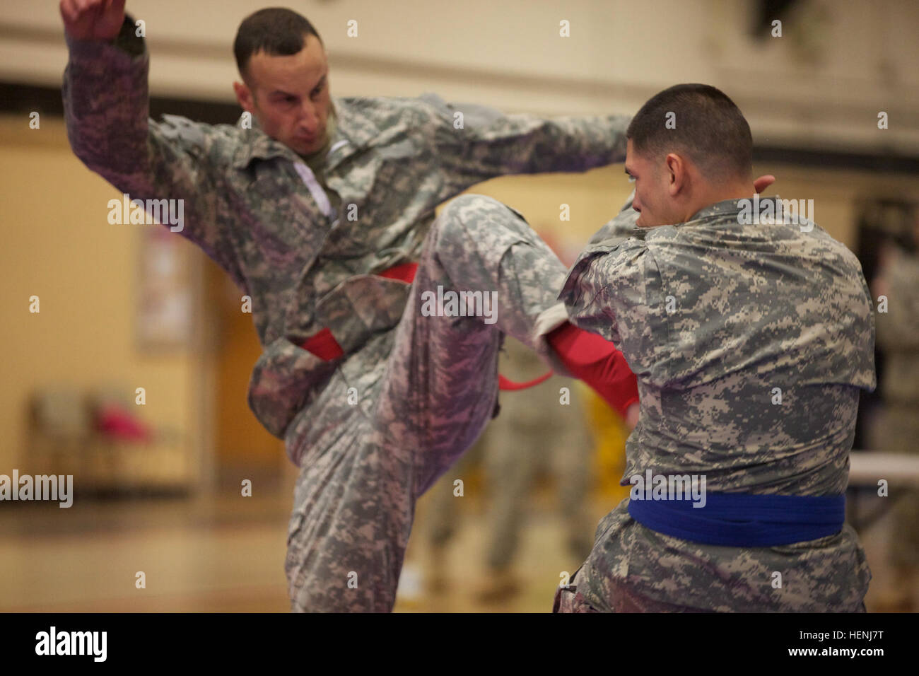 Deux soldats de l'armée américaine se battre entre eux au cours d'un tournoi combatives de l'armée à Fort Dix, N.J., le 8 juin 2014. Ce tournoi comprend des soldats, aviateurs et marins, en compétition dans différentes catégories de poids pour une chance de gagner le titre. (U.S. Photo de l'armée par le Sgt. Austin Berner/libérés) 98e tournoi de la Division Army Combatives 140608-A-BZ540-117 Banque D'Images