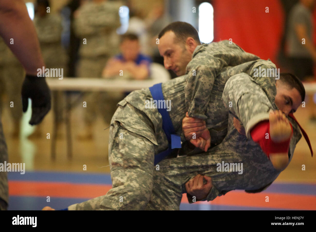 Deux soldats de l'armée américaine se battre entre eux, tout en étant observés par un arbitre pendant un tournoi combatives de l'armée à Fort Dix, N.J., le 8 juin 2014. Ce tournoi comprend des soldats, aviateurs et marins, en compétition dans différentes catégories de poids pour une chance de gagner le titre. (U.S. Photo de l'armée par le Sgt. Austin Berner/libérés) 98e tournoi de la Division Army Combatives 140608-A-BZ540-120 Banque D'Images