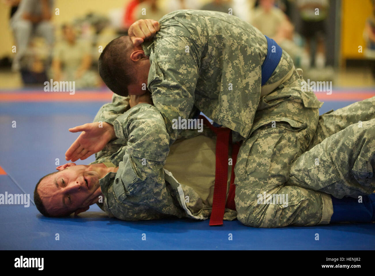 Deux soldats de l'armée américaine se battre entre eux, tout en étant observés par un arbitre pendant un tournoi combatives de l'armée à Fort Dix, N.J., le 8 juin 2014. Ce tournoi comprend des soldats, aviateurs et marins, en compétition dans différentes catégories de poids pour une chance de gagner le titre. (U.S. Photo de l'armée par le Sgt. Austin Berner/libérés) 98e tournoi de la Division Army Combatives 140608-A-BZ540-126 Banque D'Images