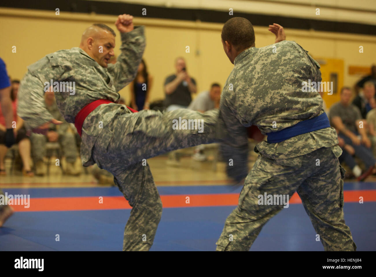 Deux soldats de l'armée américaine se battre entre eux au cours d'un tournoi combatives de l'armée à Fort Dix, N.J., le 8 juin 2014. Ce tournoi comprend des soldats, aviateurs et marins, en compétition dans différentes catégories de poids pour une chance de gagner le titre. (U.S. Photo de l'armée par le Sgt. Austin Berner/libérés) 98e tournoi de la Division Army Combatives 140608-A-BZ540-204 Banque D'Images