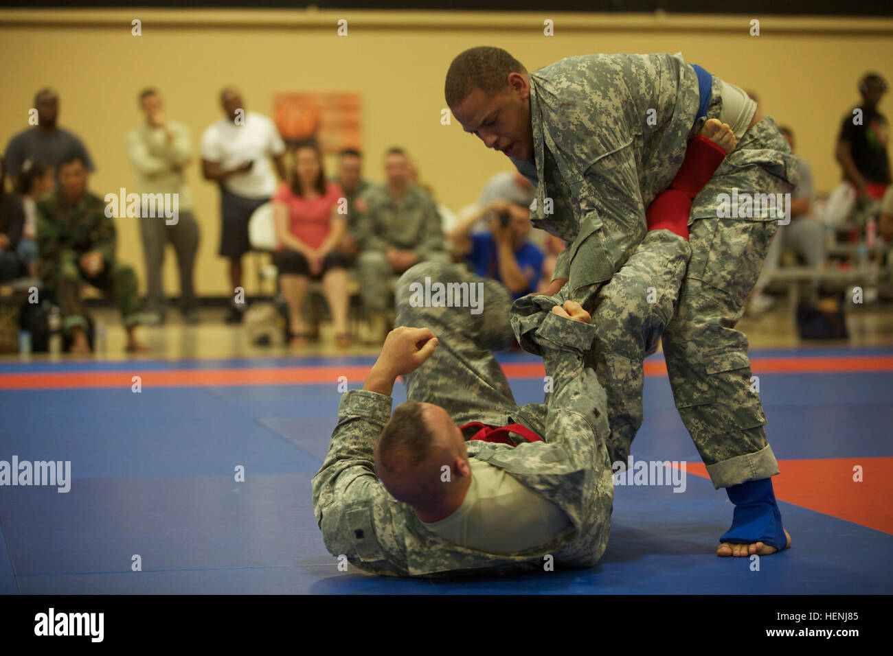 Deux soldats de l'armée américaine se battre entre eux au cours d'un tournoi combatives de l'armée à Fort Dix, N.J., le 8 juin 2014. Ce tournoi comprend des soldats, aviateurs et marins, en compétition dans différentes catégories de poids pour une chance de gagner le titre. (U.S. Photo de l'armée par le Sgt. Austin Berner/libérés) 98e tournoi de la Division Army Combatives 140608-A-BZ540-134 Banque D'Images